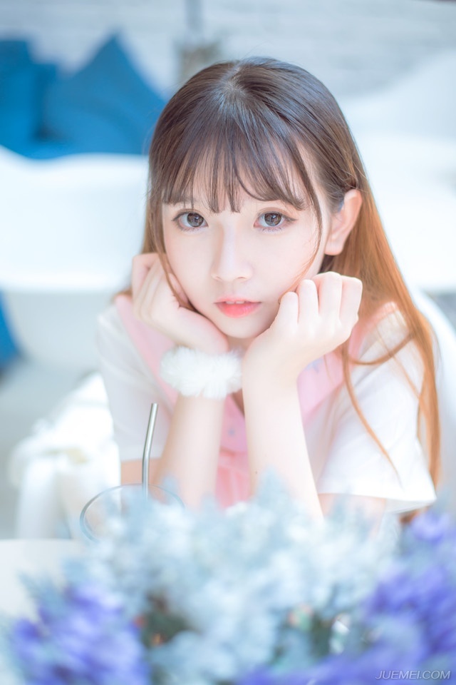 “伏德？”吕布嘴角泛起一抹微笑：“我也有此想法，不过如何用，却该好好斟酌一下，不过我觉得，那块王印也该收回来了，蜀中一下，也是时候封王了，而且也能给刘备跟曹操之间添些堵！文和以为如何？”